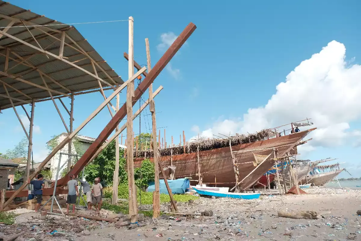 Shipyards that are the beaches themselves