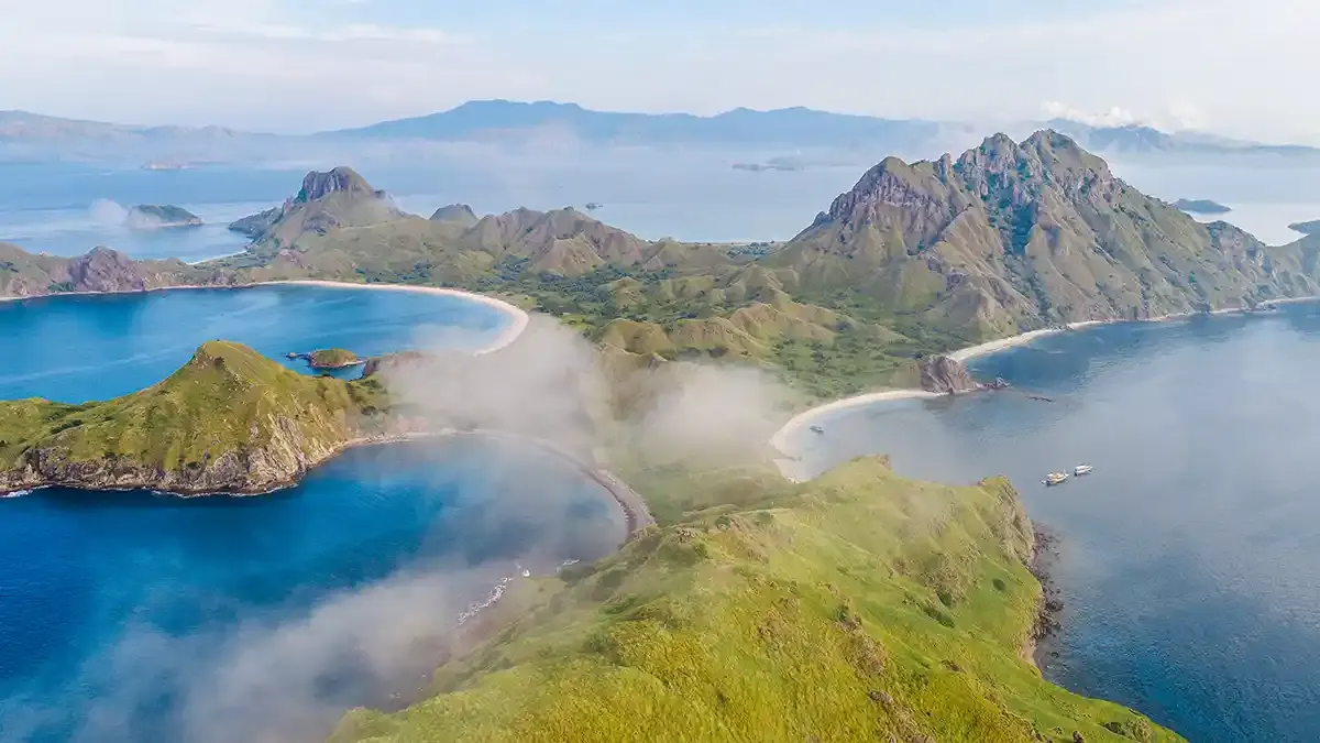 Diving Komodo National Park: Best Sites & Season 2026